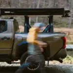 Pickup con Thule Xscape bedrail upright sobre los rieles de la caja