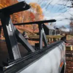 Pickup con Thule Xscape bedrail upright sobre los rieles de la caja