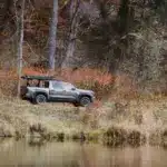 Pickup con Thule Xscape bedrail upright sobre los rieles de la caja